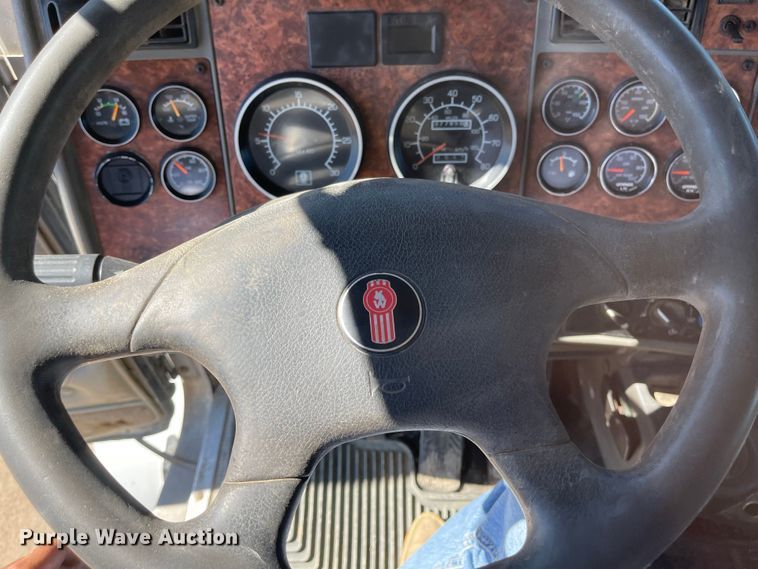 image for item JD9264 2005 Kenworth T800  vacuum truck