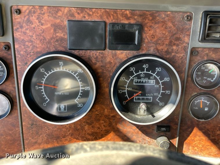 image for item JD9264 2005 Kenworth T800  vacuum truck