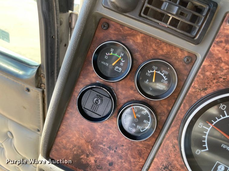 image for item JD9264 2005 Kenworth T800  vacuum truck