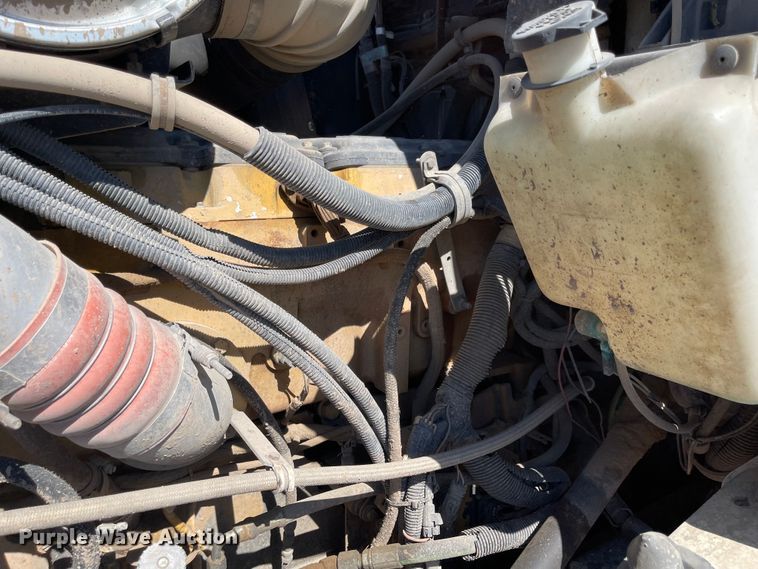 image for item JD9264 2005 Kenworth T800  vacuum truck