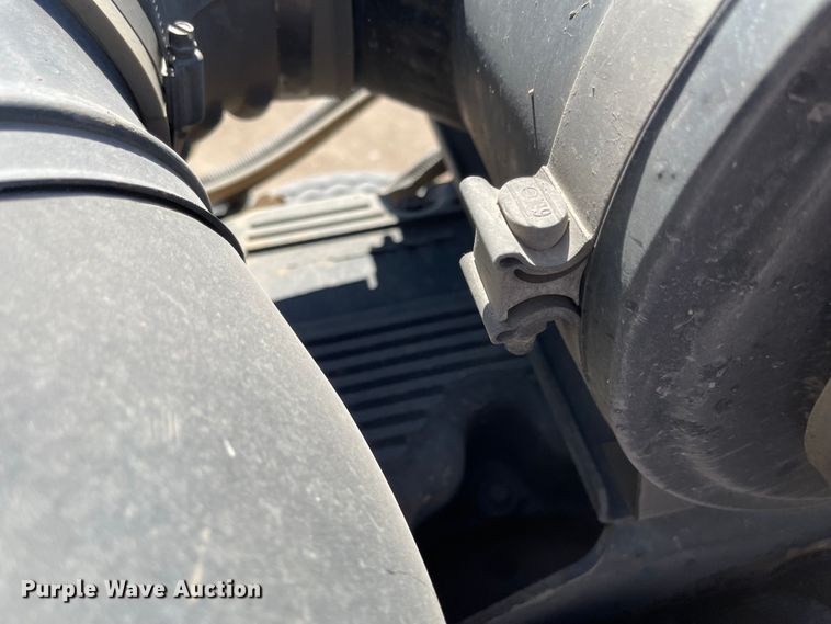 image for item JD9264 2005 Kenworth T800  vacuum truck