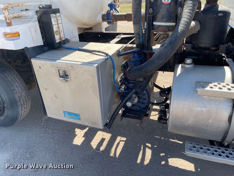 image for item JD9264 2005 Kenworth T800  vacuum truck