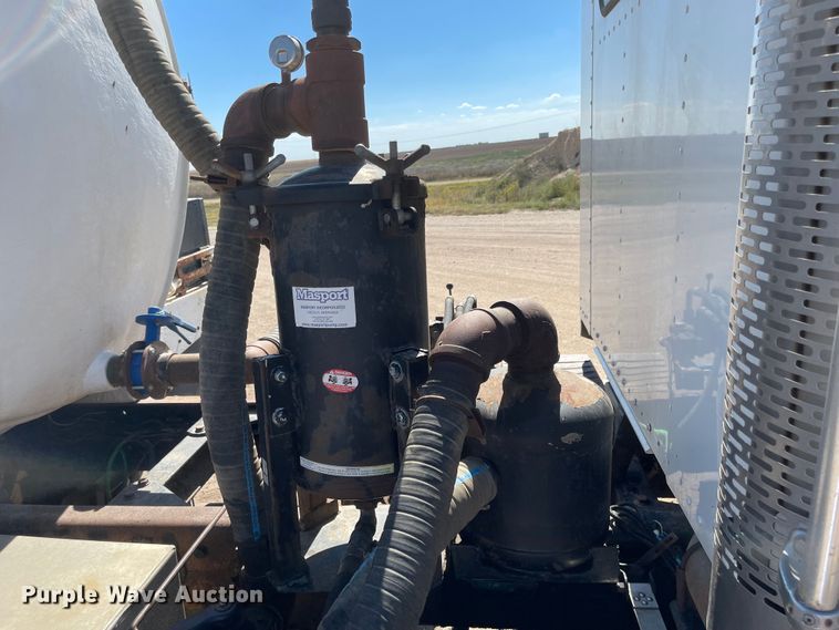 image for item JD9264 2005 Kenworth T800  vacuum truck