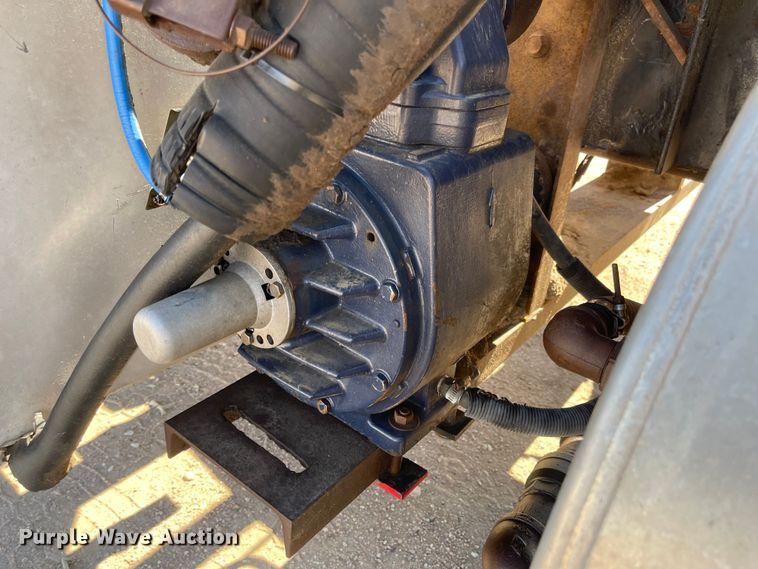 image for item JD9264 2005 Kenworth T800  vacuum truck