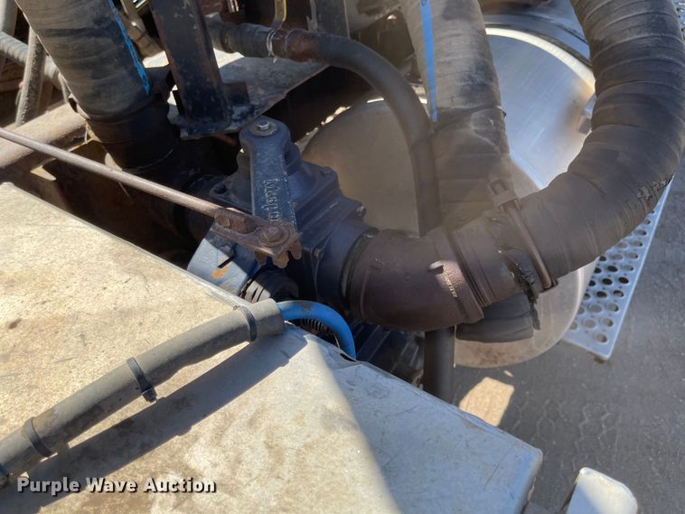 image for item JD9264 2005 Kenworth T800  vacuum truck