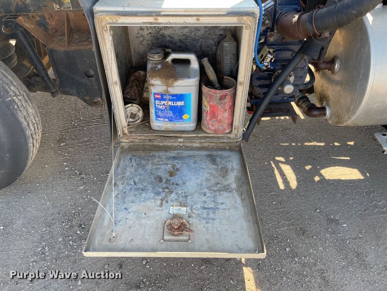 image for item JD9264 2005 Kenworth T800  vacuum truck