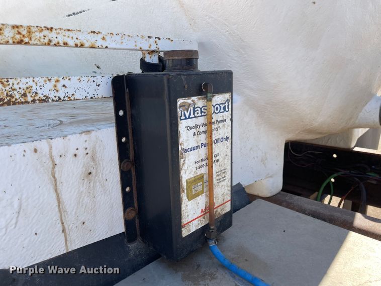 image for item JD9264 2005 Kenworth T800  vacuum truck