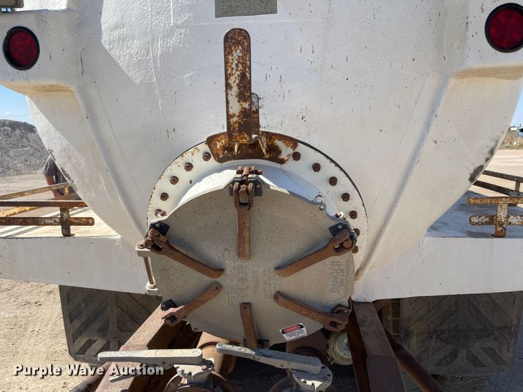 image for item JD9264 2005 Kenworth T800  vacuum truck