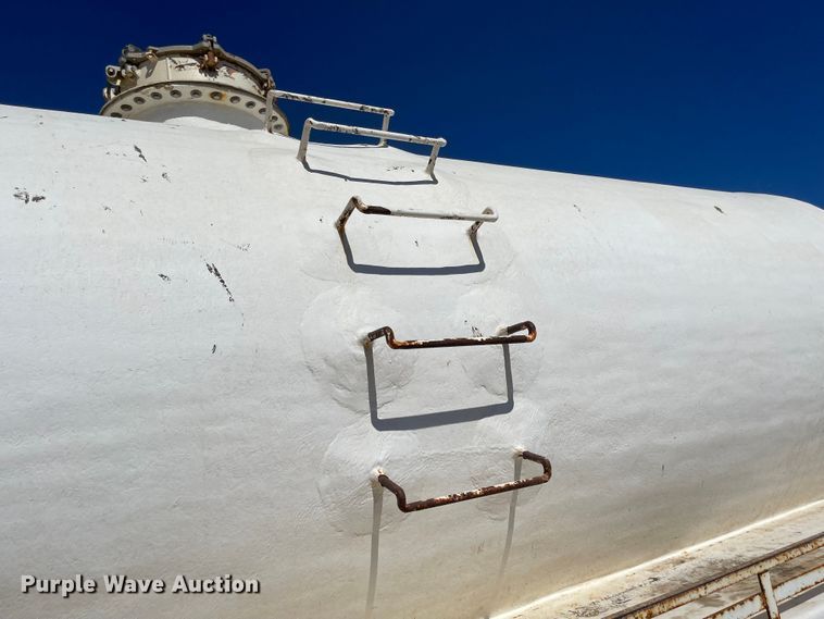 image for item JD9264 2005 Kenworth T800  vacuum truck