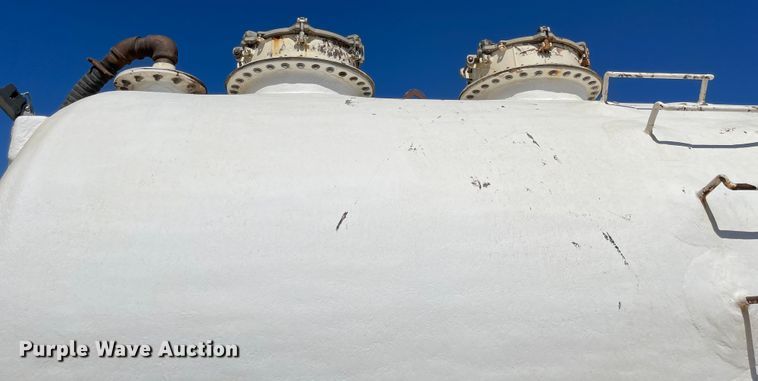 image for item JD9264 2005 Kenworth T800  vacuum truck