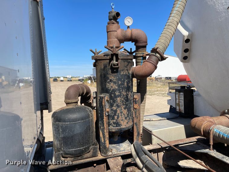 image for item JD9264 2005 Kenworth T800  vacuum truck