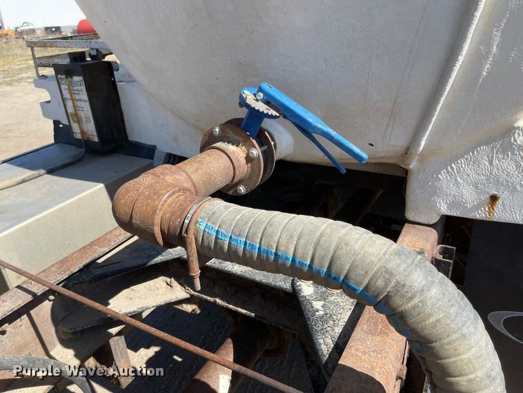 image for item JD9264 2005 Kenworth T800  vacuum truck