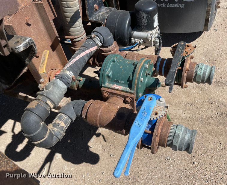 image for item JD9264 2005 Kenworth T800  vacuum truck