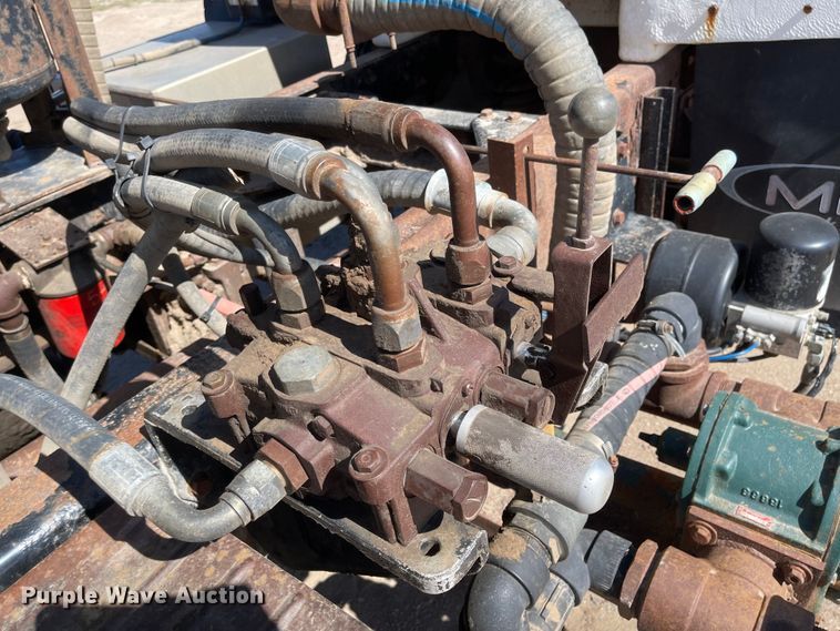 image for item JD9264 2005 Kenworth T800  vacuum truck