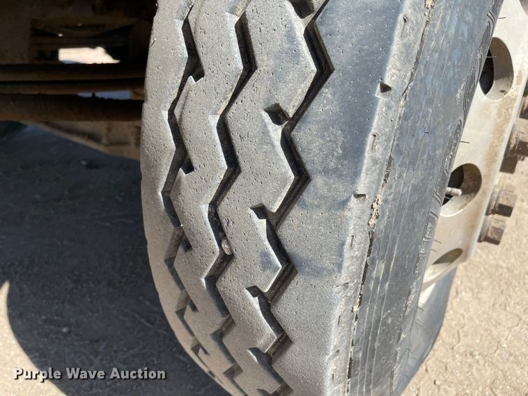 image for item JD9264 2005 Kenworth T800  vacuum truck