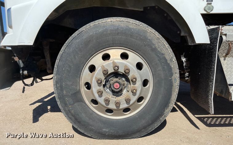 image for item JD9264 2005 Kenworth T800  vacuum truck