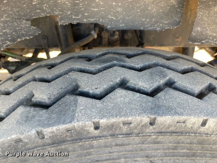 image for item JD9264 2005 Kenworth T800  vacuum truck