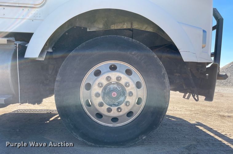 image for item JD9264 2005 Kenworth T800  vacuum truck