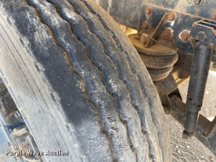 image for item JD9264 2005 Kenworth T800  vacuum truck