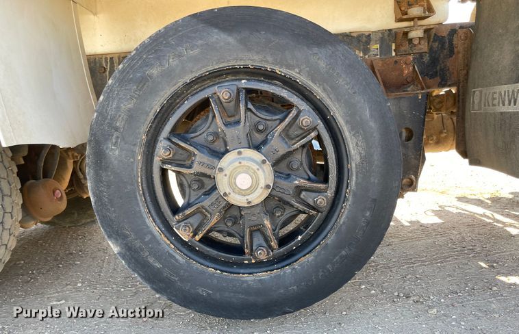 image for item JD9264 2005 Kenworth T800  vacuum truck