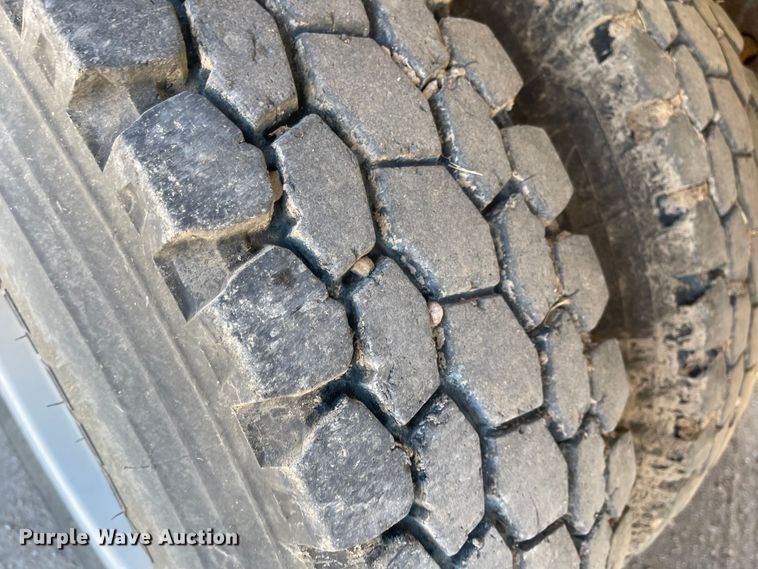 image for item JD9264 2005 Kenworth T800  vacuum truck