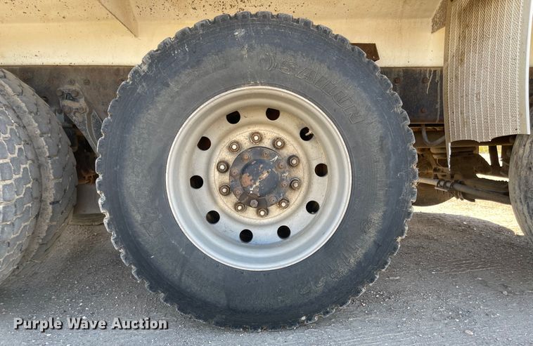 image for item JD9264 2005 Kenworth T800  vacuum truck