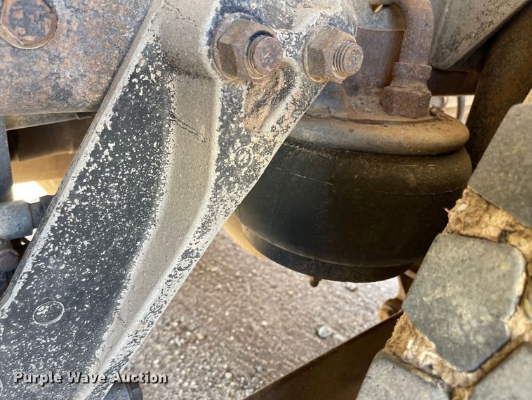 image for item JD9264 2005 Kenworth T800  vacuum truck