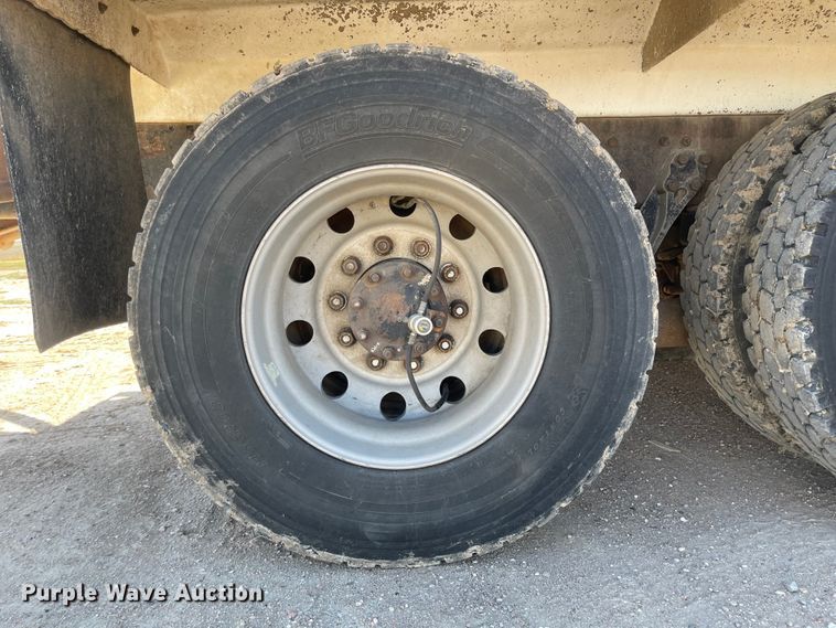 image for item JD9264 2005 Kenworth T800  vacuum truck