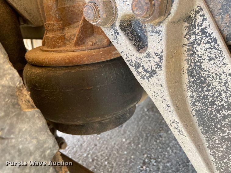 image for item JD9264 2005 Kenworth T800  vacuum truck