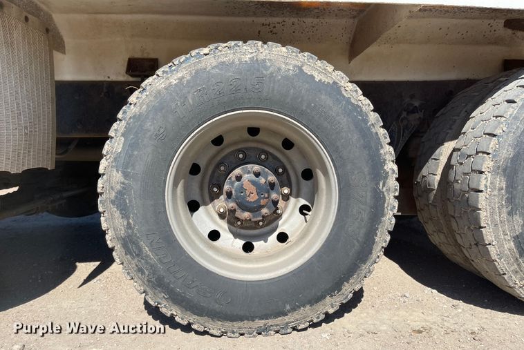 image for item JD9264 2005 Kenworth T800  vacuum truck