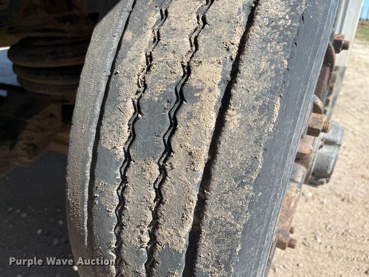 image for item JD9264 2005 Kenworth T800  vacuum truck