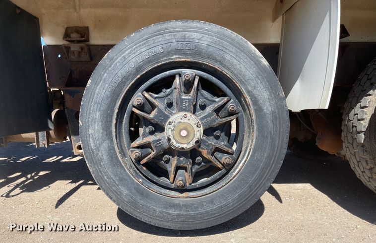 image for item JD9264 2005 Kenworth T800  vacuum truck