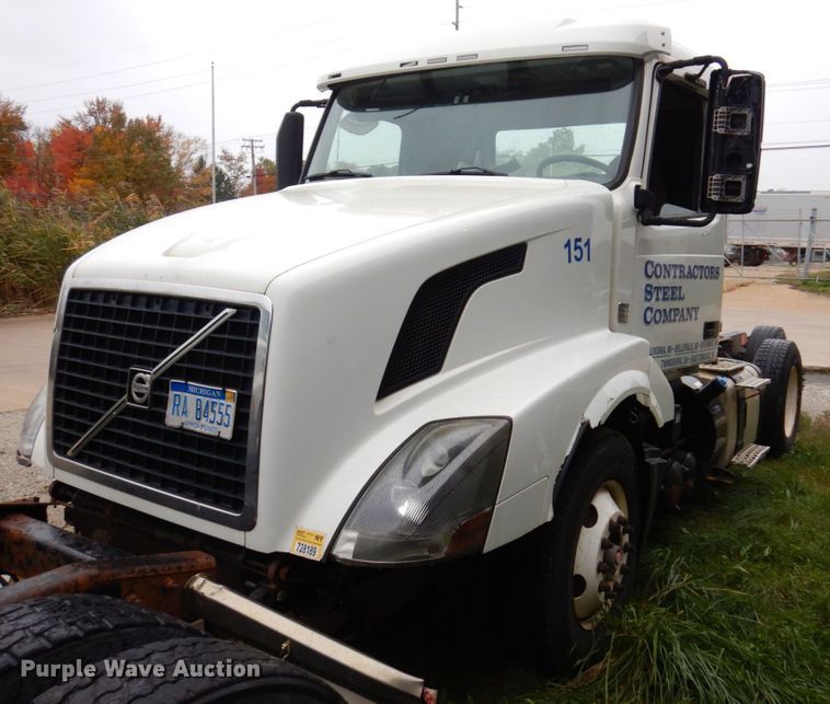 image for item JL9881 2013 Volvo VN  semi truck