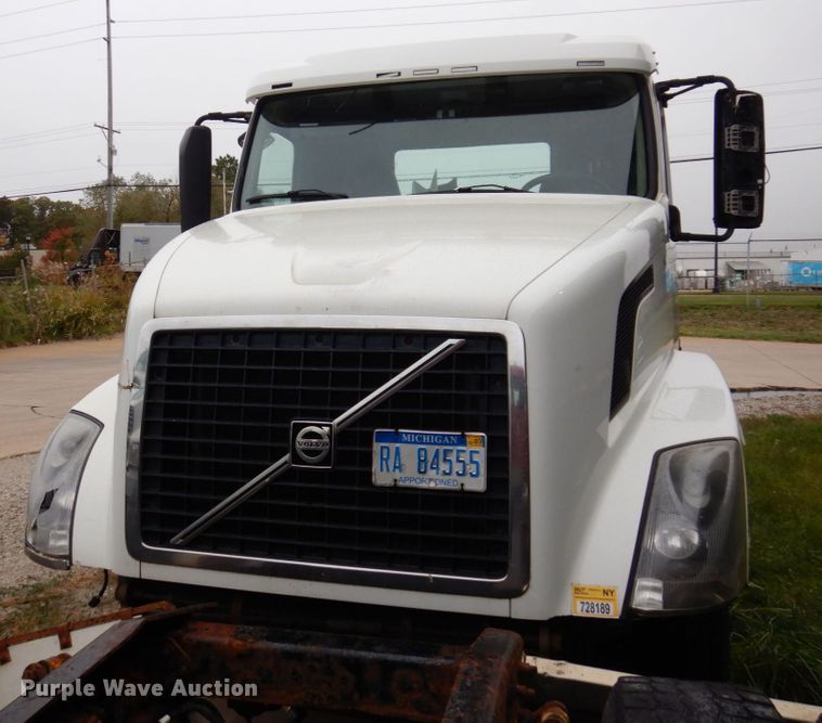 image for item JL9881 2013 Volvo VN  semi truck