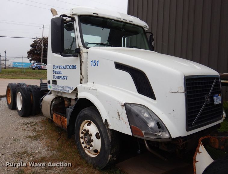 image for item JL9881 2013 Volvo VN  semi truck