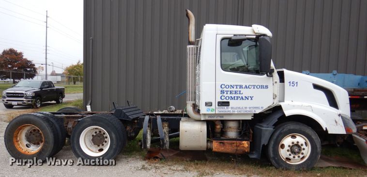 image for item JL9881 2013 Volvo VN  semi truck