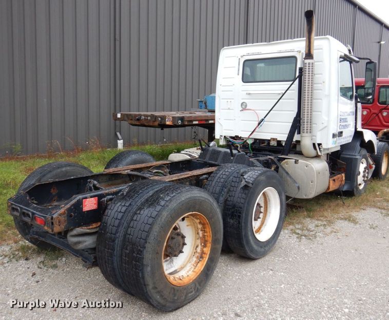 image for item JL9881 2013 Volvo VN  semi truck