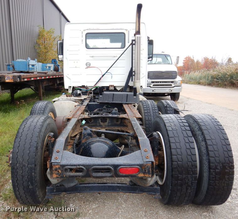 image for item JL9881 2013 Volvo VN  semi truck