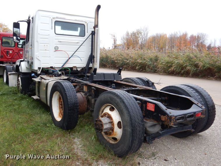 image for item JL9881 2013 Volvo VN  semi truck