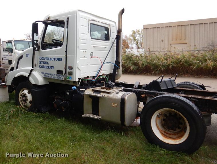 image for item JL9881 2013 Volvo VN  semi truck