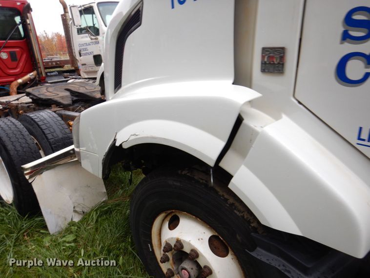 image for item JL9881 2013 Volvo VN  semi truck