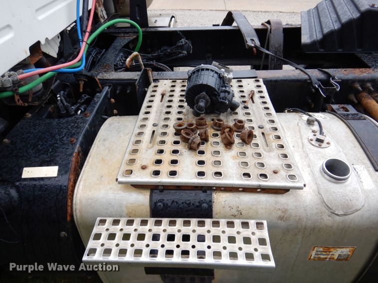 image for item JL9881 2013 Volvo VN  semi truck