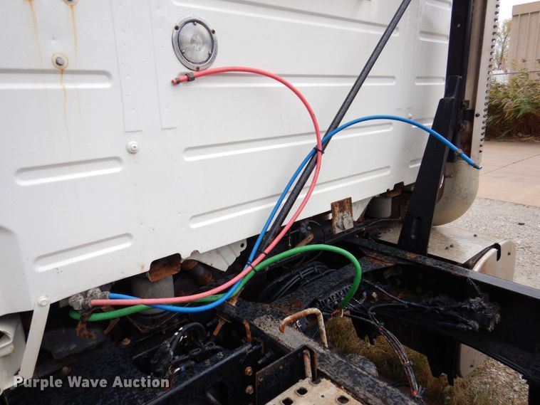 image for item JL9881 2013 Volvo VN  semi truck