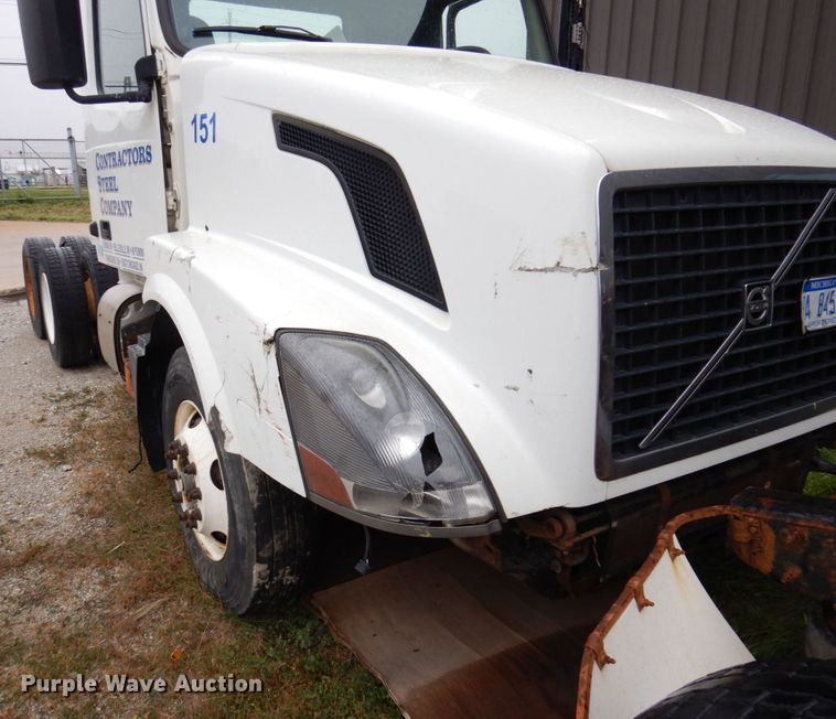 image for item JL9881 2013 Volvo VN  semi truck