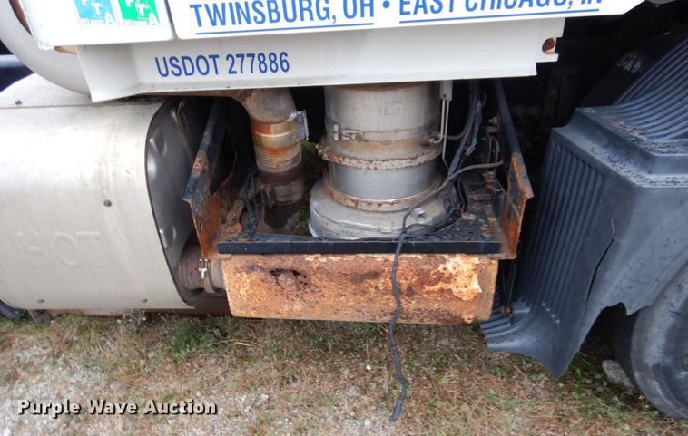 image for item JL9881 2013 Volvo VN  semi truck