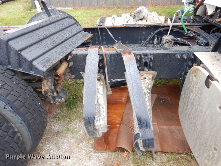 image for item JL9881 2013 Volvo VN  semi truck