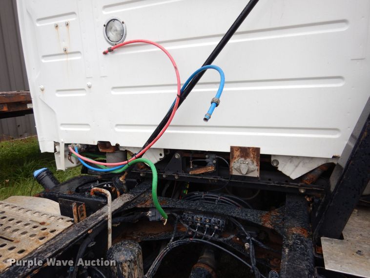 image for item JL9881 2013 Volvo VN  semi truck