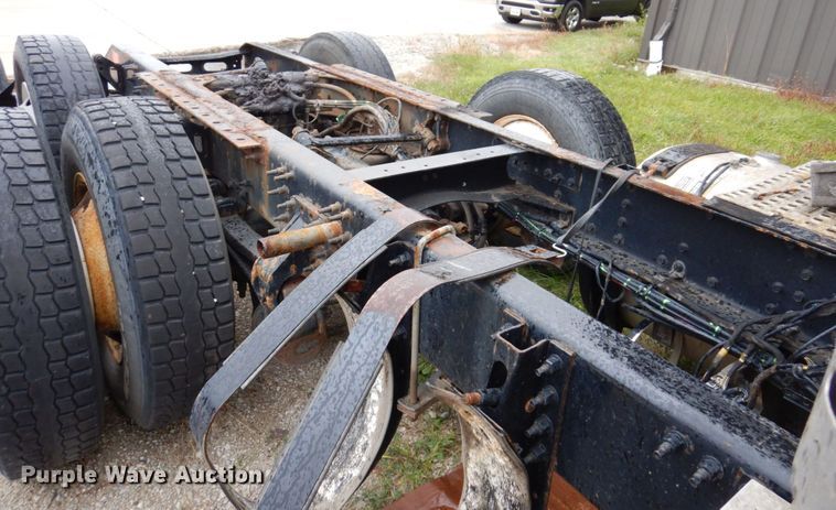 image for item JL9881 2013 Volvo VN  semi truck