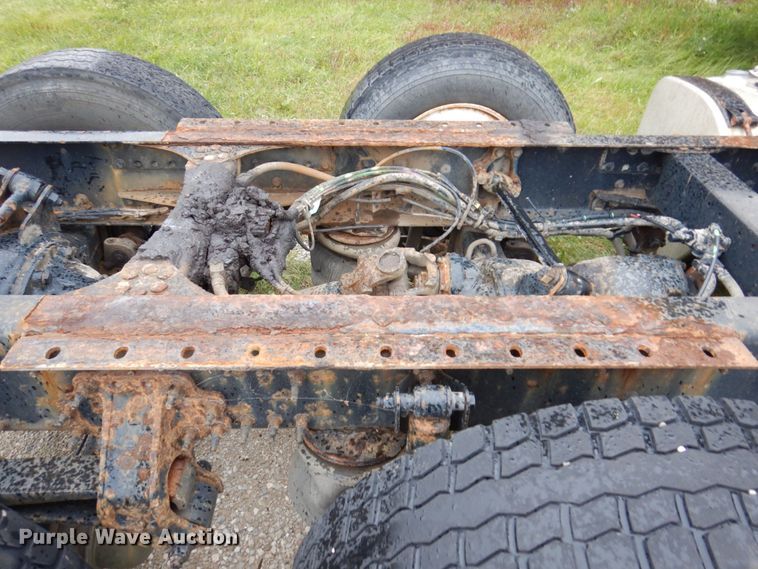 image for item JL9881 2013 Volvo VN  semi truck