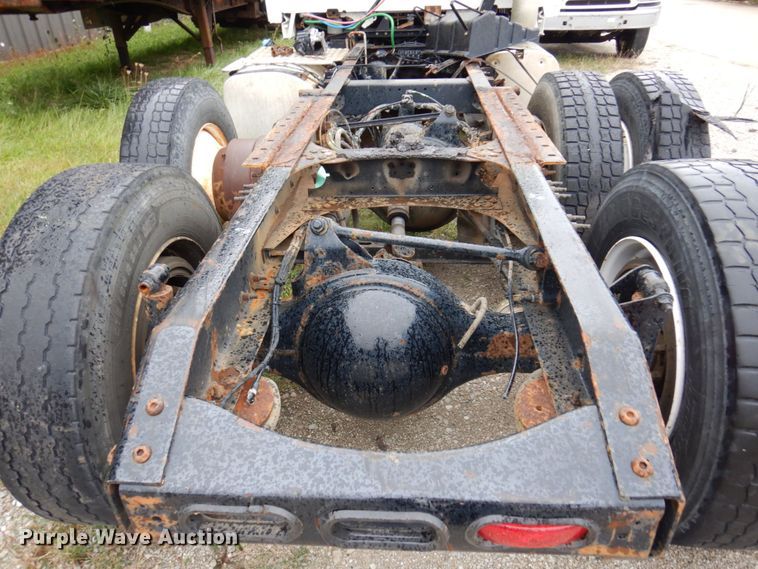 image for item JL9881 2013 Volvo VN  semi truck